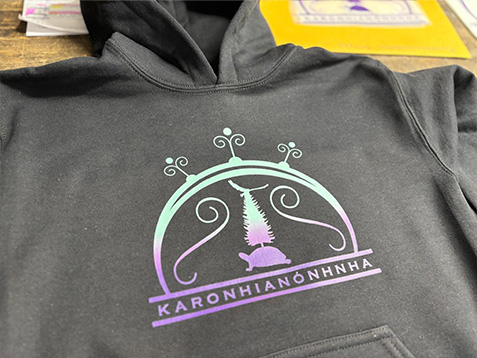 Découpe de vinyle de lettrage réfléchissant sur hoodie de école primaire Karonhianonhnha