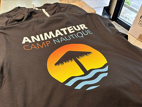 Découpe de vinyle de lettrage réfléchissant sur t-shirt Camp Nautique