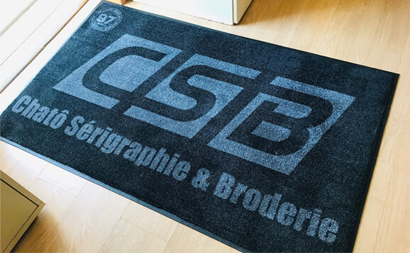 Tapis personnalisé de Chatô Sérigraphie & Broderie